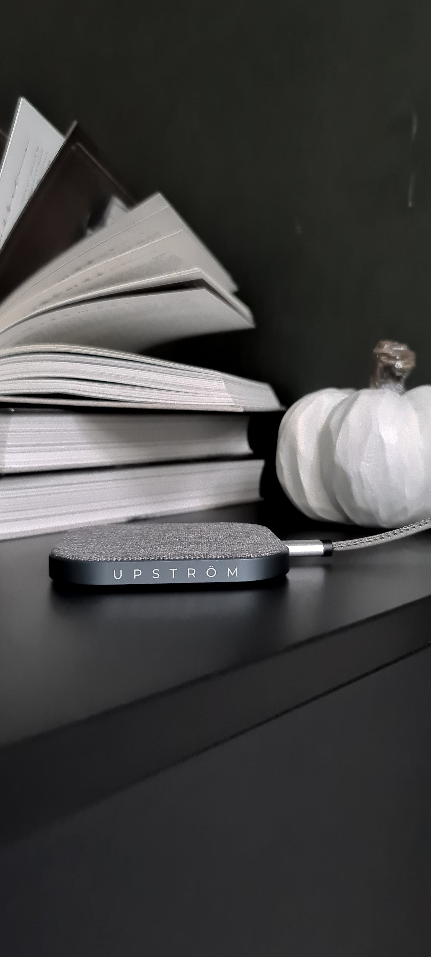 UPSTRÖM HÄMP - Wireless Charger (Dark-Grey)