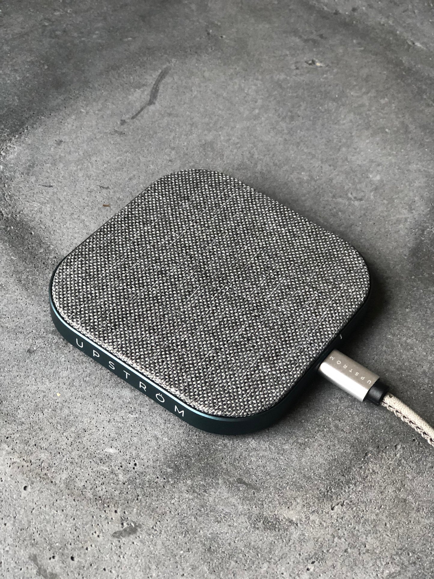 UPSTRÖM HÄMP - Wireless Charger (Dark-Grey)